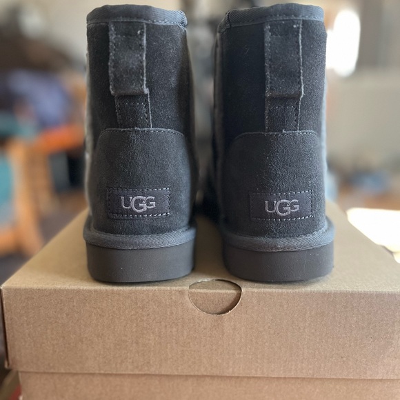 UGG Women’s Mini Shearling Logo Boots Size 7 - Picture 5 of 8